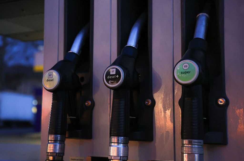 Il prezzo del petrolio sale troppo, l’Ue deve correggere le sue sanzioni