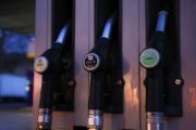 Il prezzo del petrolio sale troppo, l’Ue deve correggere le sue sanzioni