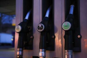 Il prezzo del petrolio sale troppo, l’Ue deve correggere le sue sanzioni
