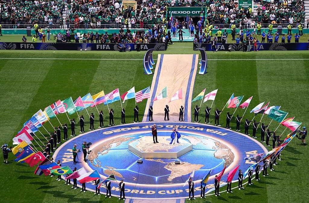 Proteste, gaffe al Var e record di rossi. L’Azteca alza il sipario sul Mondiale