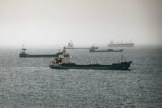 La pace è esplosa, l’Iran si riprende Hormuz