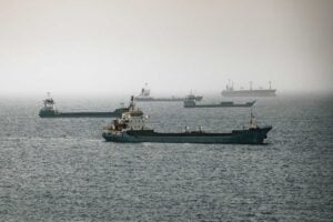 La pace è esplosa, l’Iran si riprende Hormuz