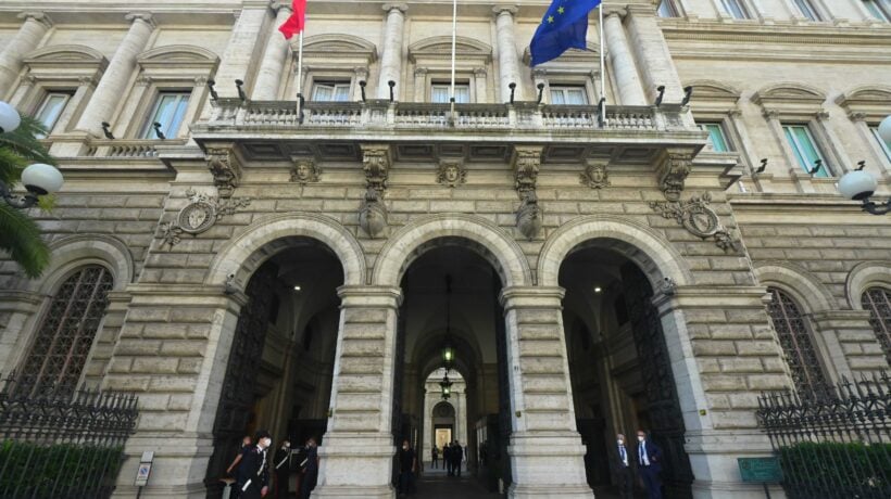 Allarme Bankitalia: i politici usano i conti di parenti all’estero per ricevere tangenti