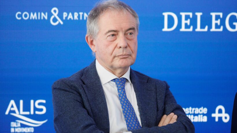 «I prezzi del petrolio sono crollati. Pure la benzina può calare di più»