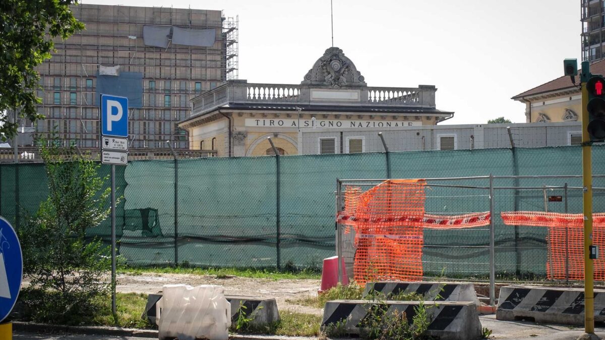 Manager «sfrutta operai» fermato mentre fuggiva. Altro che nuovo mondo IA