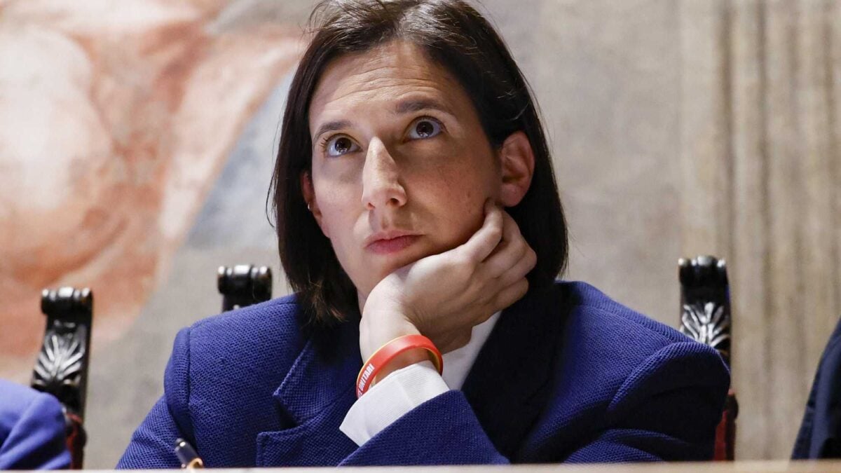 Elly Schlein: 200 euro a chi non lascia l’Italia. Per i migranti ne spendiamo 1.400