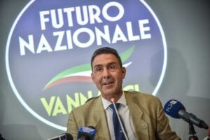 Il generale cade sugli insubordinati. Anche a Vannacci serve un’alleanza