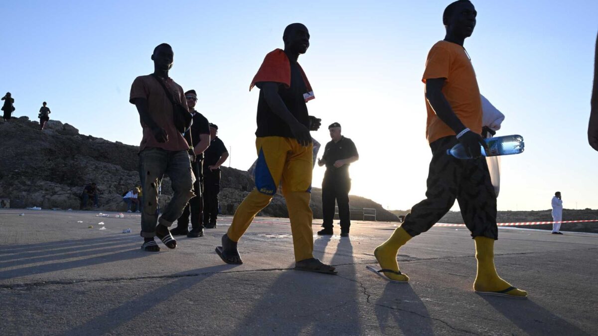 Trafficavano migranti sotto il decreto flussi. Uno degli arrestati vicino agli estremisti