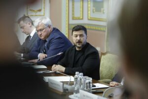 La Polonia si accorge degli ucraini nazisti: revocata a Zelensky l’onorificenza