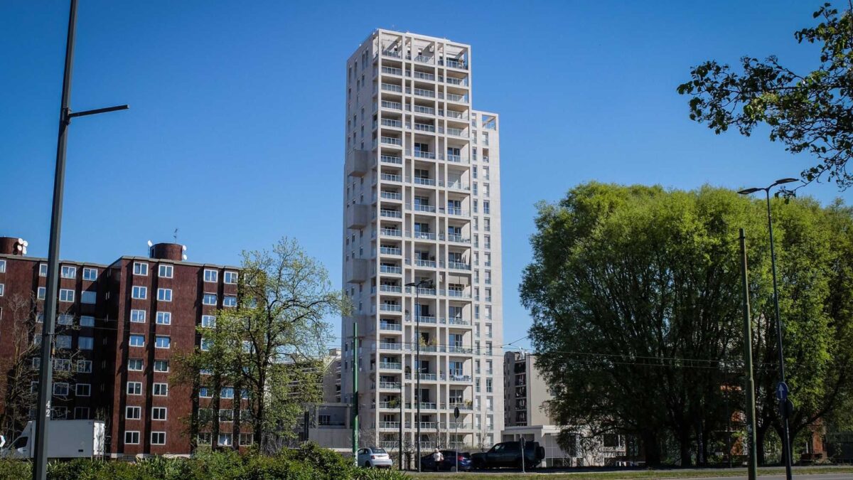 Torre Milano, replica e controreplica: «Verità qualunquista». Belpietro: «Chi paga?»