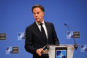 Rutte: «Aerei Usa decollati dall’Italia per attaccare l’Iran». «No, voli tecnici»