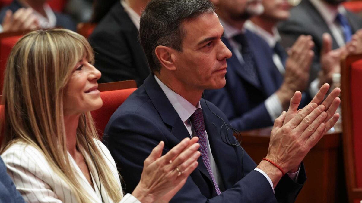 Guai grossi a Madrid. Rinviata a giudizio la moglie di Sánchez: «Non lasci il Paese»