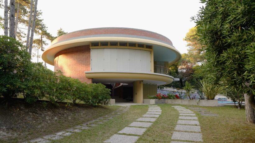 Villa Mainardis a Lignano Pineta, progettata nel 1954 da Marcello D'Olivo (courtesy Raggi e ArchiTetture-Ville di Lignano)