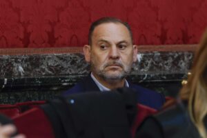 Sánchez assediato dalle inchieste. Il suo ex ministro si becca 24 anni