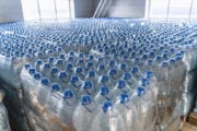 L’Europa ci vieta pure di comprare le confezioni di acqua minerale