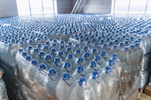 L’Europa ci vieta pure di comprare le confezioni di acqua minerale
