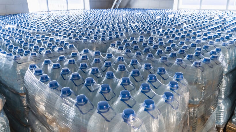 L’Europa ci vieta pure di comprare le confezioni di acqua minerale
