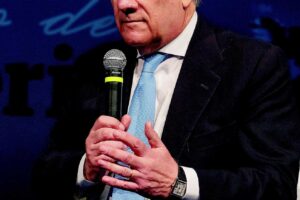 Tajani conta le crepe della Ue: «È rimasta in mezzo al guado. Italia unico governo stabile»