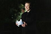SpaceX, partenza a razzo a Wall Street. Musk fa la storia: è il primo triliardario
