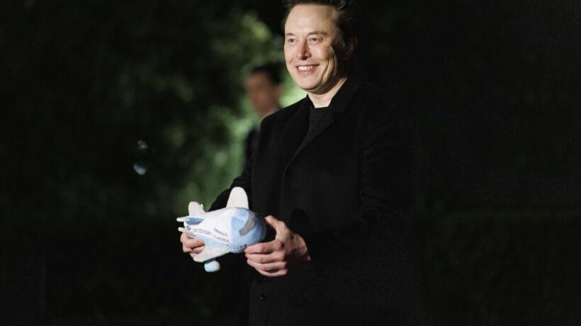 SpaceX, partenza a razzo a Wall Street. Musk fa la storia: è il primo triliardario