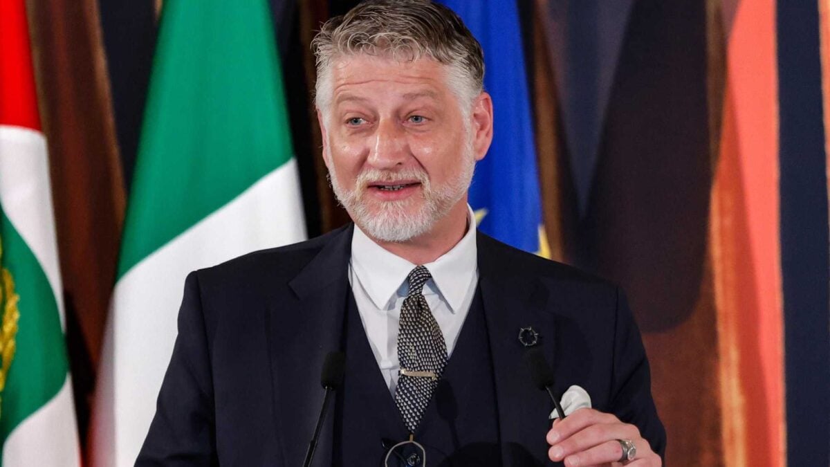 Convegno sull’IA spostato: è giallo