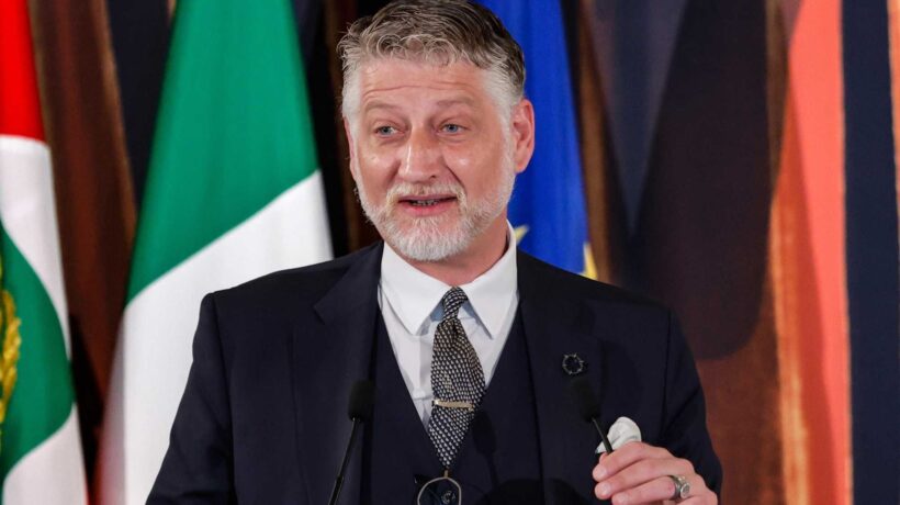 Convegno sull’IA spostato: è giallo