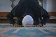 Per essere inclusivi all’oratorio estivo si prega perfino Allah