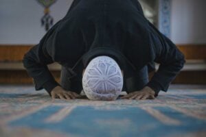 Per essere inclusivi all’oratorio estivo si prega perfino Allah