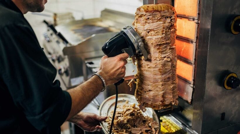 Via kebab e negozi etnici dai centri storici