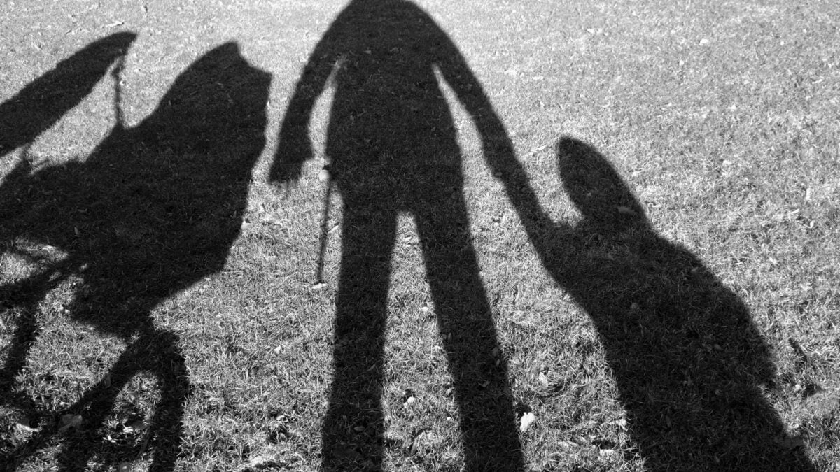 Allontana la bimba dalla sua mamma. Per il giudice la stava solo salvando