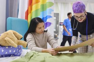 L’ultima dei pediatri: ambulatori neutri e linguaggio inclusivo per i bambini fluidi