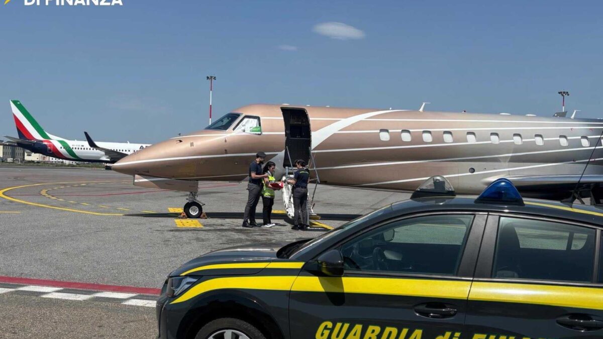 Firenze, la Gdf scopre maxi evasione nei voli privati