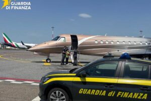 Firenze, la Gdf scopre maxi evasione nei voli privati