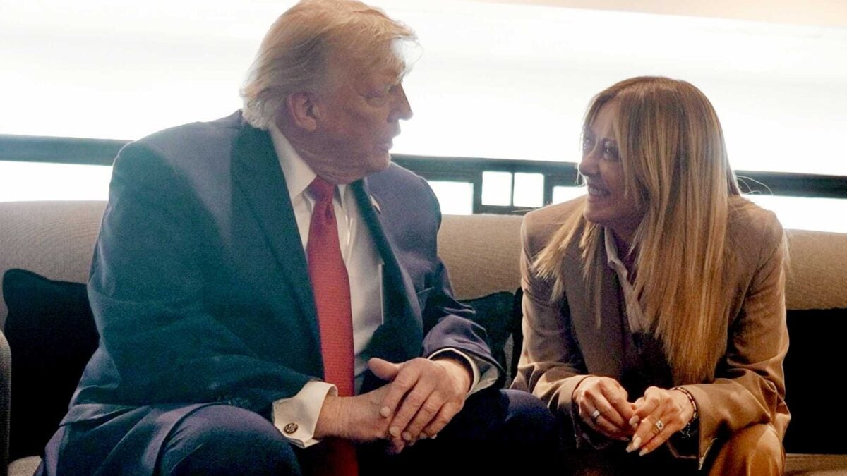 Trump farnetica su Meloni: «Ha implorato per una foto». Lei: «L’Italia non supplica»