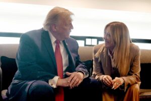 Trump farnetica su Meloni: «Ha implorato per una foto». Lei: «L’Italia non supplica»
