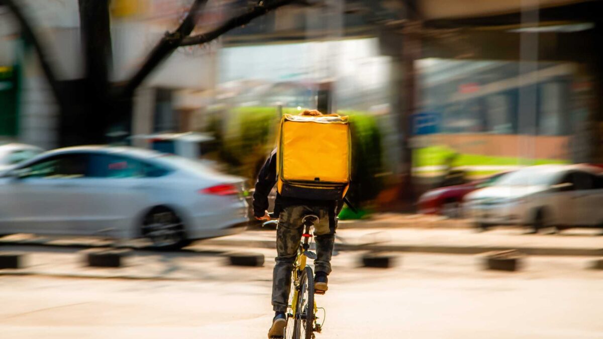 Arrestato un rider richiedente asilo. Aveva violentato tre donne a Milano