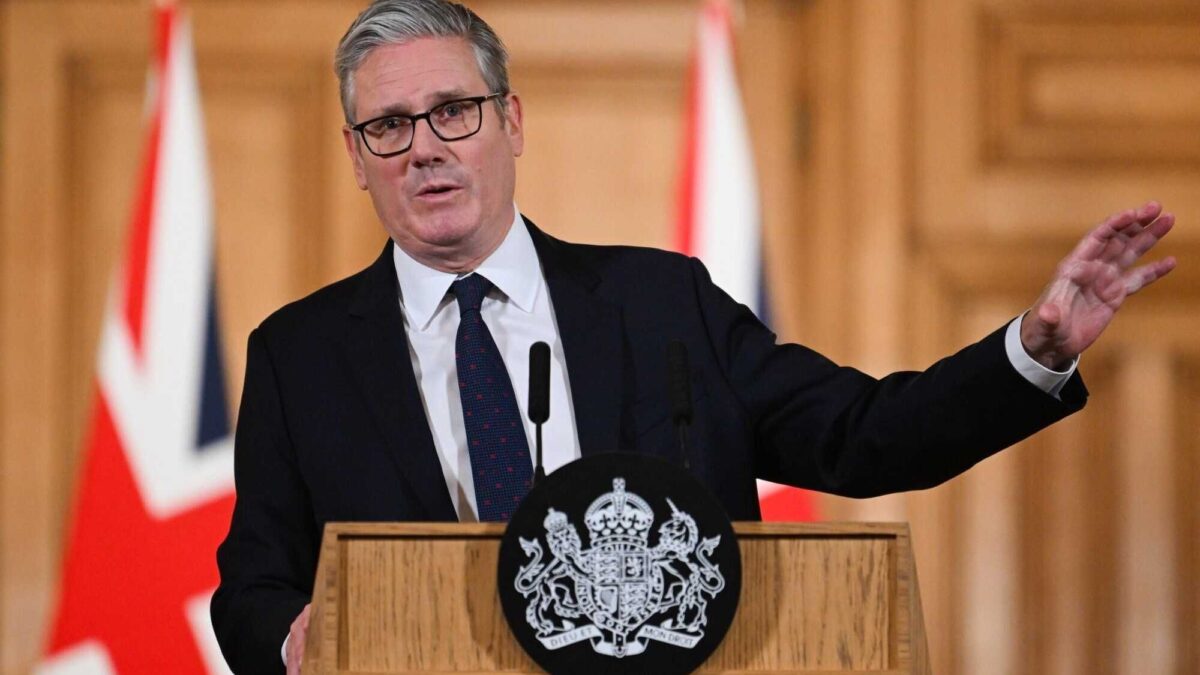 La ricetta di Starmer: migranti a delinquere e lockdown notturno per i giovani inglesi