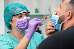 L’ultima beffa dell’emergenza Covid. «Fatti test con tamponi farlocchi»