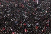 Bagno di folla ai funerali di Khamenei: «Vendetta contro Usa e Israele»