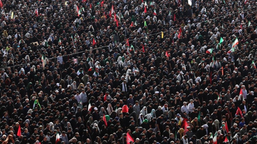 Bagno di folla ai funerali di Khamenei: «Vendetta contro Usa e Israele»