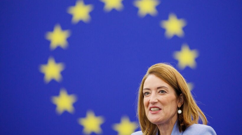 L’Ue pronta a tutto per far spiare i nostri cellulari