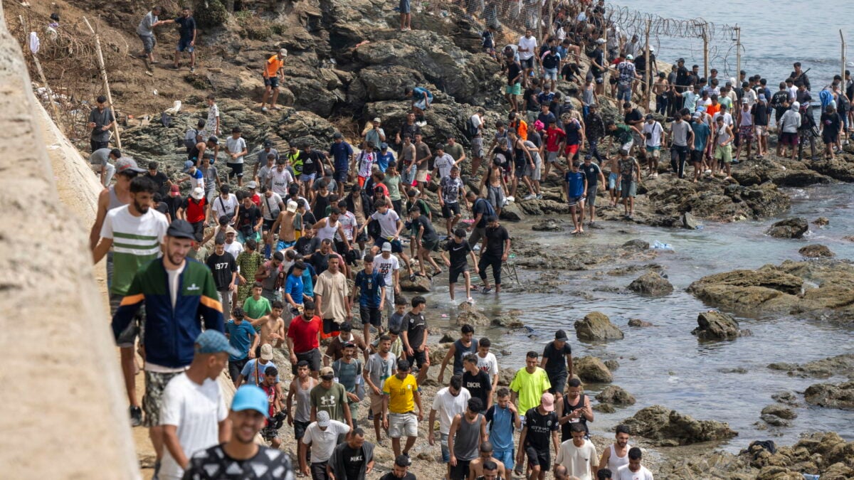 Ceuta assaltata da 50.000 africani e Sánchez festeggia il controesodo