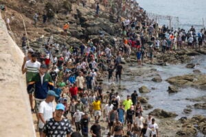 Ceuta assaltata da 50.000 africani e Sánchez festeggia il controesodo