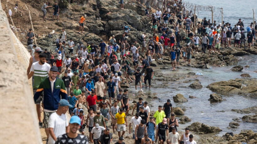 Ceuta assaltata da 50.000 africani e Sánchez festeggia il controesodo