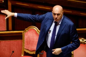 Crosetto smonta il centrosinistra sui soldati nel Golfo: «Avvisato più volte»