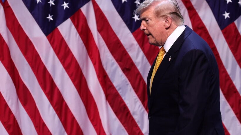 Maremoto Hormuz: raid a raffica. Trump agli iraniani: «Siete malati»