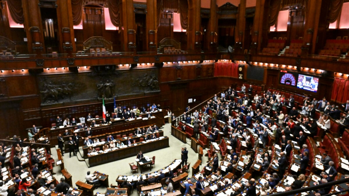 La maggioranza perde pezzi. Parte la caccia ai traditori