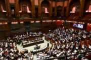 La maggioranza perde pezzi. Parte la caccia ai traditori