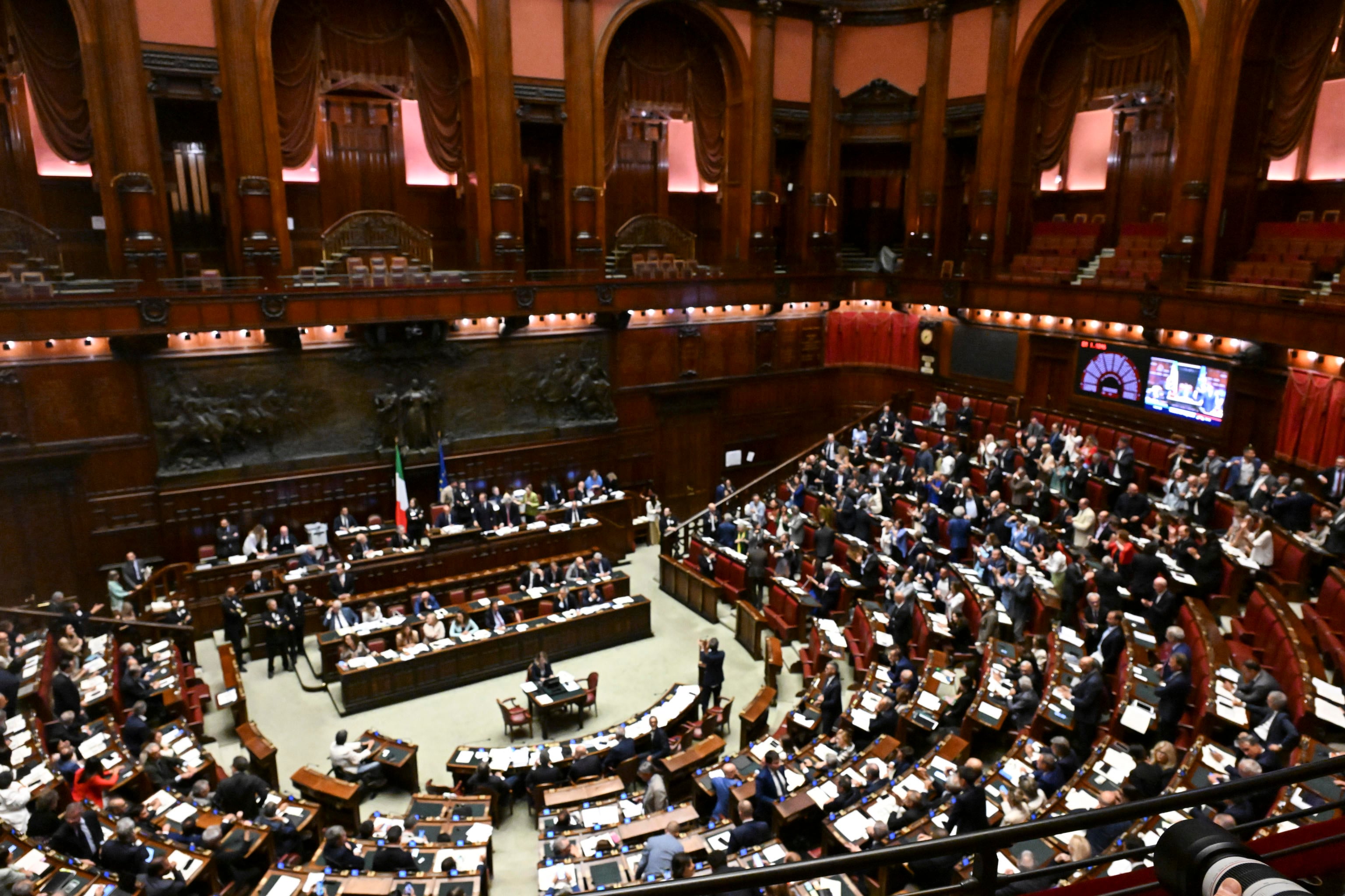 la maggioranza perde pezzi parte la caccia ai traditori da Laverita.info la maggioranza perde pezzi parte la caccia ai traditori