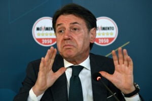 L’audizione di Conte è fra tre giorni ma lui non si dimette: così salta tutto